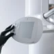 Solución código error seguro niños activado lavadora Varioperfect Balay 8kg: una mano pulsa los botones del panel de control para desactivar el bloqueo infantil.