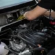 Técnico revisando una secadora Balay SC 701 con aviso de depósito lleno